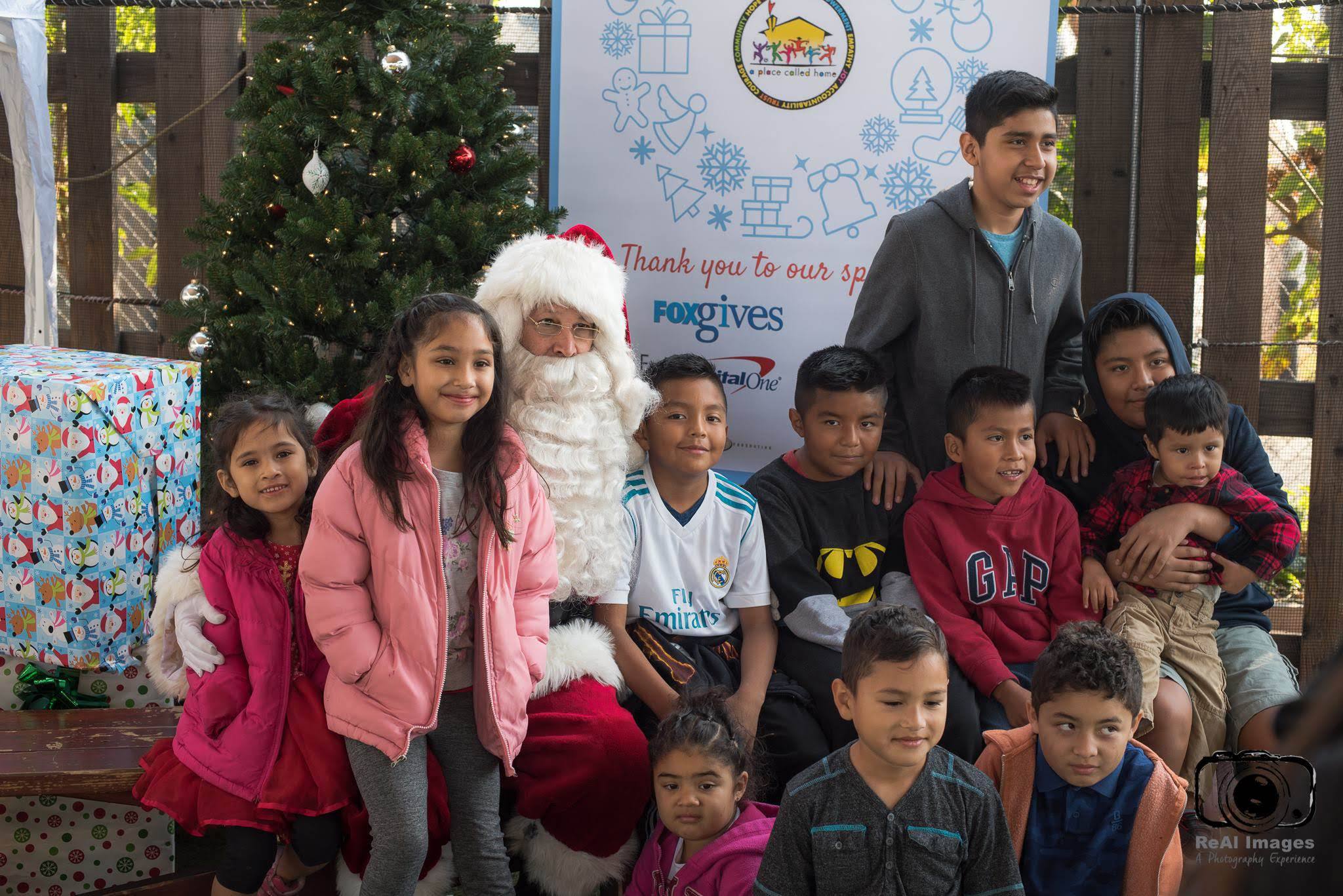 2017 HFTH Santa and Kids Photo